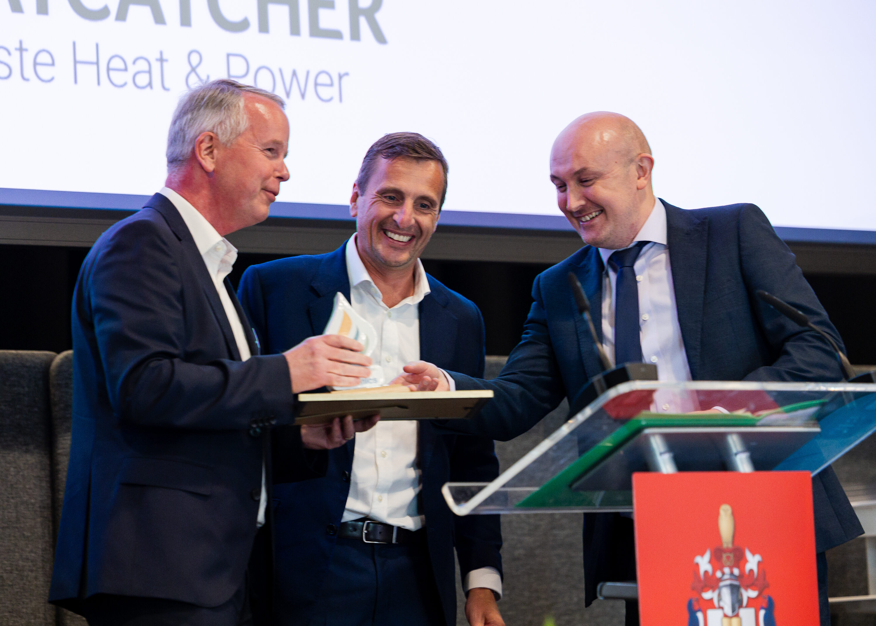 Darren Bryant - CEO of Heatcatcher presenting the 2023 Net Zero Carbon Advocate Award to Darren Bowkett